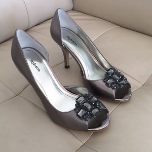 Silver pumps with jewels size 6.5